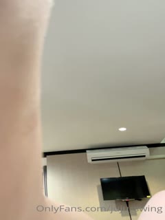 喜欢后入式的老公累了，骚货主动爬到老公身上，用两腿之间的小洞坐套老公的大鸡吧 - coolhot av