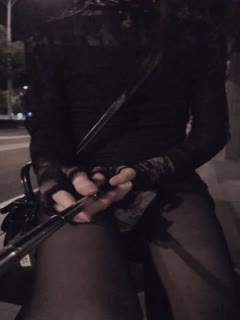 伪娘曦曦：公交车站前露出玩耍 - coolhot av