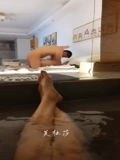 推特大神美杜莎 客户玩累了，让绿帽来接力。骚逼刚抽出客户的鸡吧，老公的鸡吧又进去了2 - coolhot av